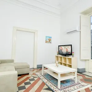 https://edificio-storico-appartamento-2-piani-centro-di-catania.taorminaitalyhotels.com